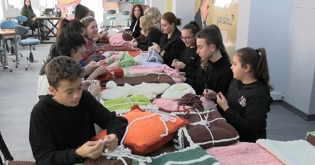 Edirne de ilmekler iyilik için atılıyor: Çocuklar örüyor, anneler birleştiriyor Edirne de Ortaokul öğrencilerinden örnek dayanışma Edirne de öğrencilerin El Emeği Gönül Bağı Projesi ihtiyaç sahiplerini ısıtacak Edirne Haberleri