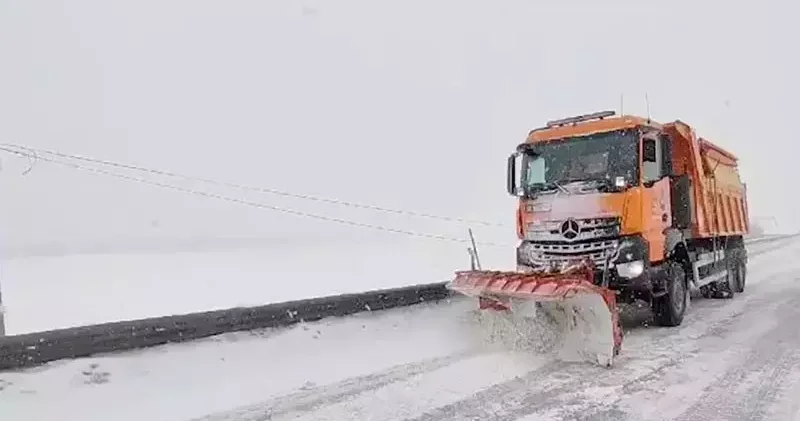 Ekipler, geçitleri ulaşıma açık tutmak için çalışıyor