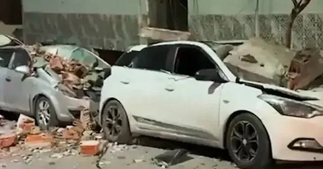 Zeytinburnu’nda kentsel dönüşüm için tahliye edilen binadan kopan beton parçaları park halindeki araçların üzerine düştü VİDEO İZLE