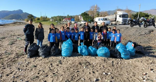 Öğrenciler sahilde temizlik yaptı Mersin Haberleri