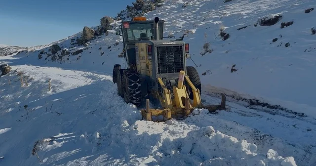 Greyder uçurumun kenarında güçlükle durabildi Ağrı Haberleri