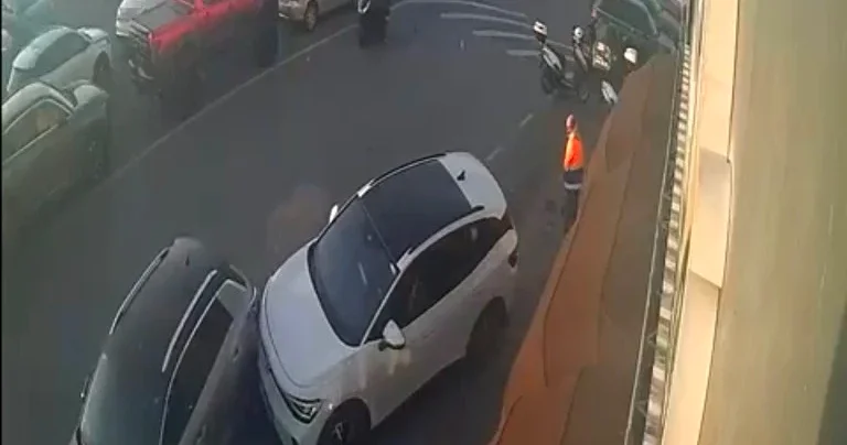 Sürücüsünün fren yerine gaza bastığı otomobil, başka araca çarptı; kaza kamerada