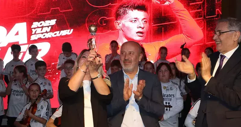 Yılın sporcusu ödülünü alan Arda Güler’in annesi ve ablasından sevinç gözyaşı
