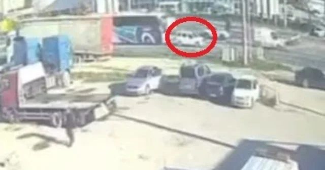 Yürekler ağza geldi, yolcu otobüsü otomobili metrelerce savurdu Bursa Haberleri