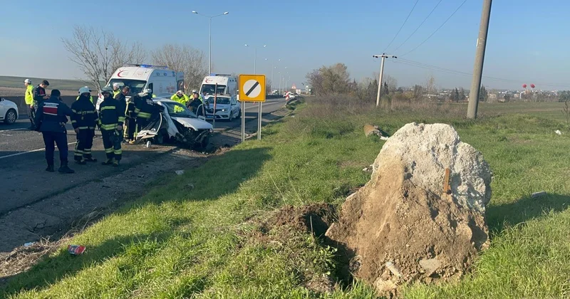 Tekirdağ da beton parçasına çarpan otomobildeki 5 kişi yaralandı