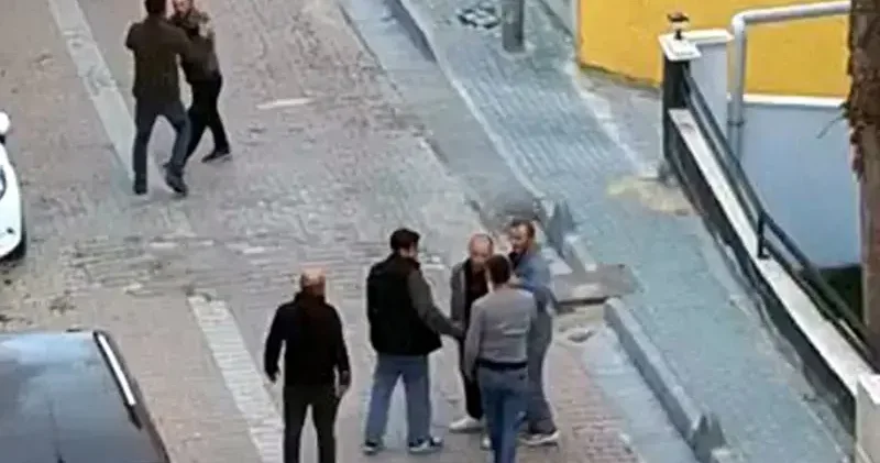 Avcılar’da hurdacıların satırlı kavgası kamerada