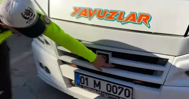 Adana da minibüsçüden havalı korna cezasına havalı kornalı tepki: Defalarca basarak hızla uzaklaştı VİDEO İZLE