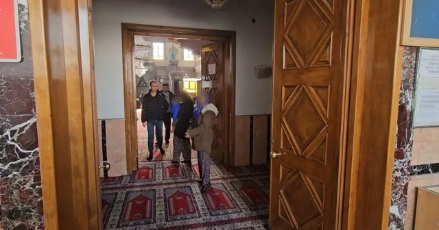 Zabıtayı gören dilenciler camiye kaçıp cemaatin arasına karıştı Elazığ Haberleri