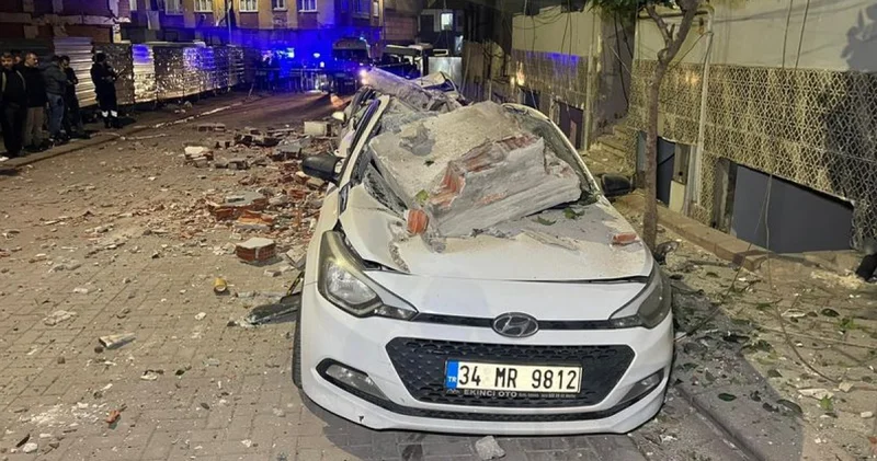 Beton parçaları 3 aracın üzerine düştü Son dakika haberleri