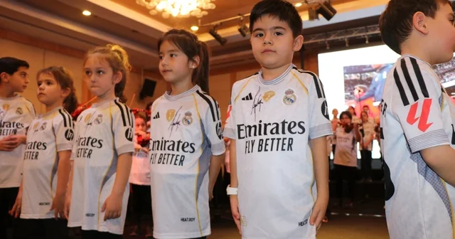 Sahne minik Arda Güler lerle doldu: Güler ailesi göz yaşlarını tutamadı Real Madrid in yıldızı Arda Güler, Başarılar kazanıp sizi gururlandırmak benim için paha biçilemez Bolu Haberleri