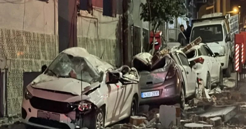 Zeytinburnu nda faciadan dönüldü: Dev beton parçaları yola yağdı!