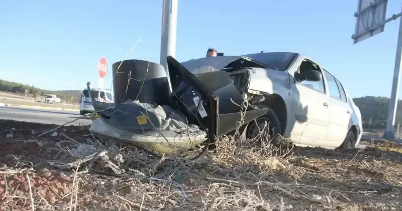 Otomobil trafik ışığı direğine çarptı: 2 kişi yaralandı Konya Haberleri