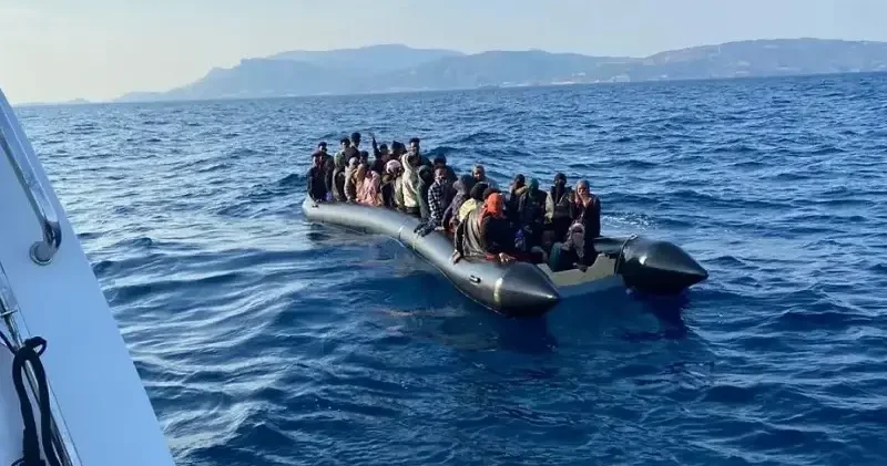 İzmir’de SİHA ve radar destekli operasyon: 79 düzensiz göçmen yakalandı İzmir Haberleri