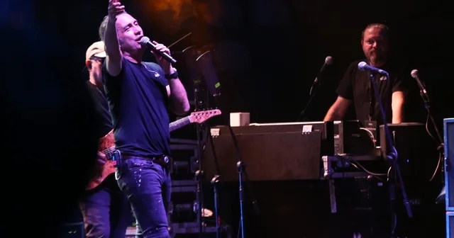 Rize de Yaşayan Miras Şöleni nde şarkıcı Kıraç sahne aldı Rize Haberleri