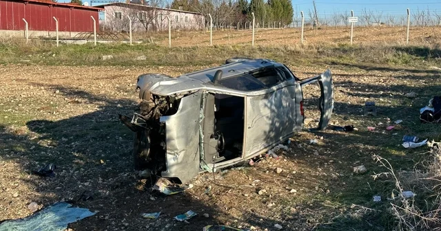 Uşak ta otomobil tarlaya devrildi: 1 i bebek 5 yaralı Uşak Haberleri