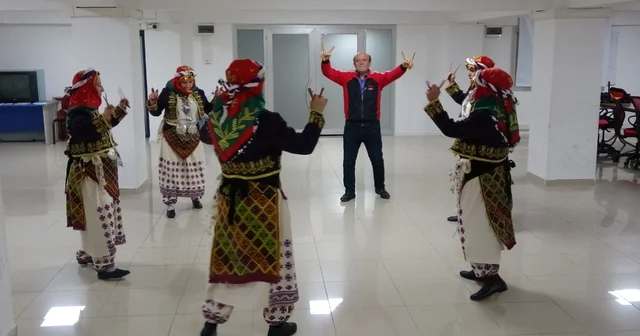 Bilecik te 45 yıldır halk oyunu öğretiyor Halk oyunları ve bağlama dersi veren yerel sanatçı Kazım Kaya: Bu güzel oyunlarımızı kültürümüzü geleneğimizi göreneğimizi orijinal şekliyle bizden sonraki nesillere genç nesillere aktarmak Bilecik Haberleri