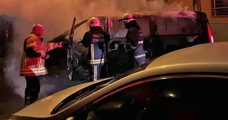 Minibüs park edilirken yandı: Üç araç da zarar gördü Yalova Haberleri
