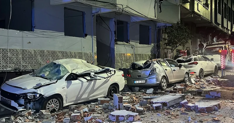 İstanbul da sokak savaş alanına döndün: Araçlar hurdaya döndü Sözcü Gazetesi