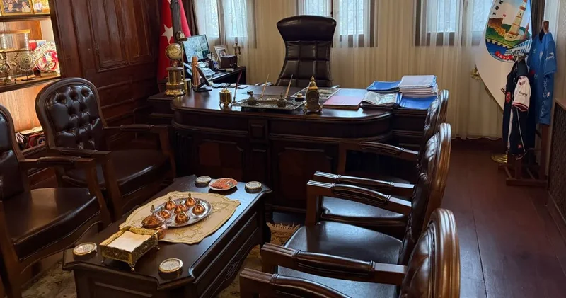 MHP li başkanın odasındaki Böceği bulmaya gitti içinden kendi SIM kartı çıktı