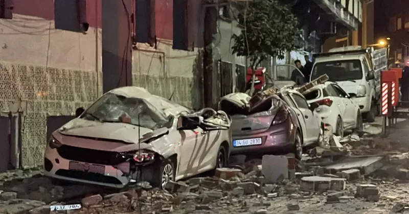 Zeytinburnu nda Çatı Parçaları Araçlara Düştü