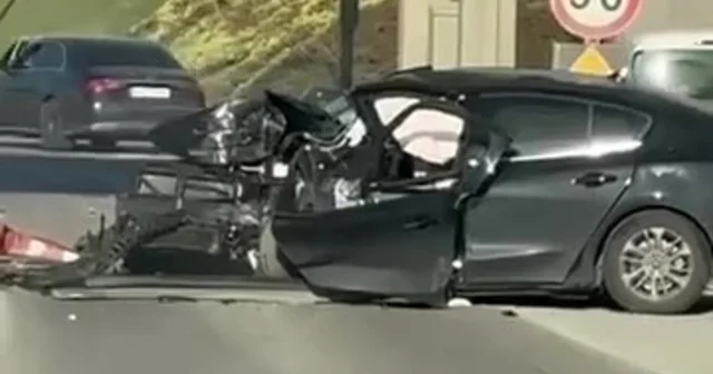 Gişelere çarpan otomobil kullanılamaz hale geldi, 2 kişi ağır yaralandı Kocaeli Haberleri