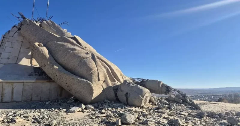 Hafız Esad ın Heykeli Yıkıldı