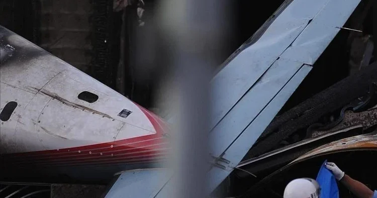 Havalimanında panik: Çalmaya çalıştığı uçakla kaza yaptı