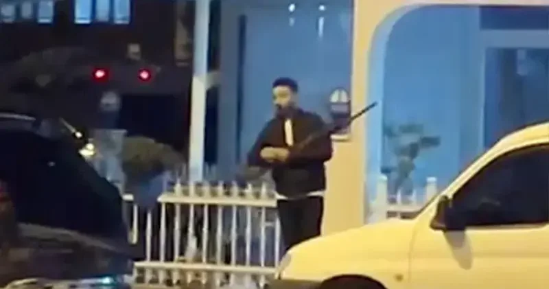 Kaza yaptıktan sonra tartıştığı restoran işletmecisini pompalı tüfekle vurdu