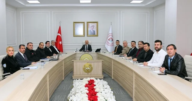 Adıyaman da ağır ve orta hasarlı yapıların yıkım süreci konuşuldu Adıyaman Haberleri