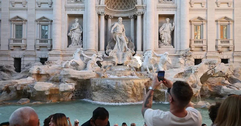 Milyonlarca kişi ziyaret ediyor! Roma nın tarihi Trevi Çeşmesi artık ücretli olacak