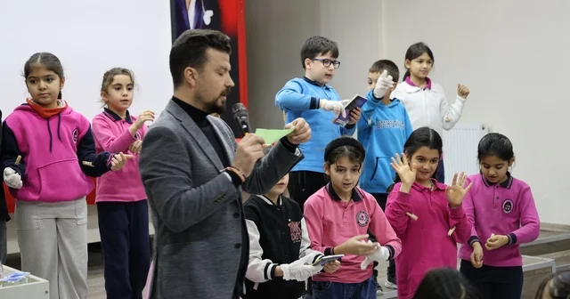 Mezun olduğu okulda teknoloji bağımlılığından kurtulma yollarını oyunla anlattı Matematik öğretmeni, mezun olduğu okulda öğrencilerle buluştu Kırşehir Haberleri