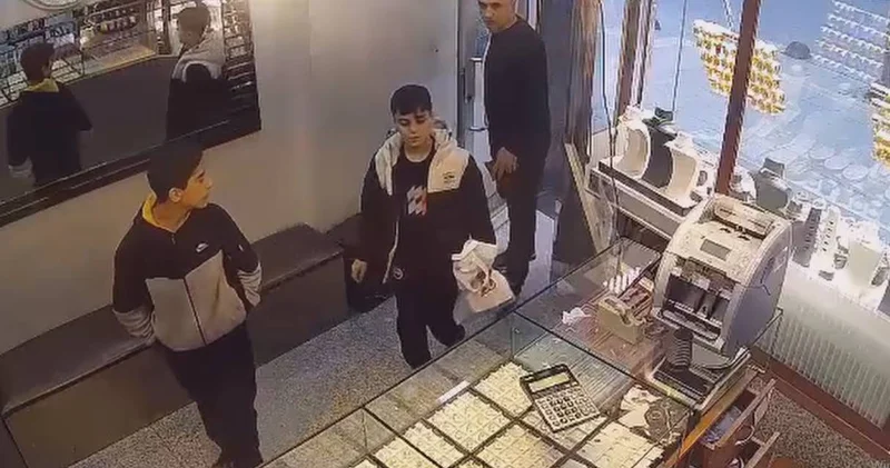 Bağcılar da çocuklar altın dolu çanta buldu!