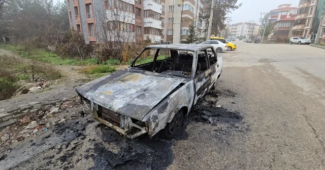 Alev topuna dönen otomobilden geriye demir yığını kaldı Karabük Haberleri
