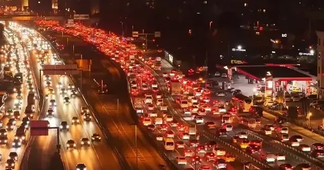 İstanbul’da trafik yoğunluğu yüzde 80’in altına inmiyor: Sürücülerin çilesi havadan görüntülendi VİDEO İZLE