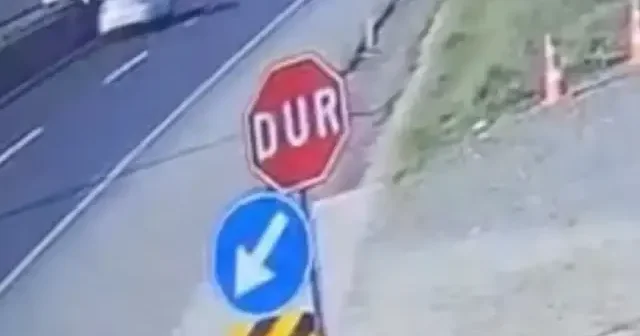 Kontrolden çıkan otomobil beton bloğa ok gibi saplandı: O anlar kamerada VİDEO İZLE