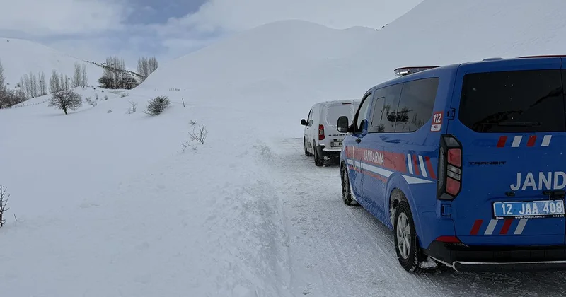Çığ kara yolunu kapattı, araç içindekiler son anda kurtuldu