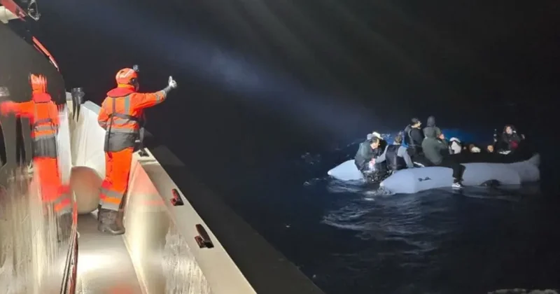 Urla açıklarında lastik bottaki 24 düzensiz göçmen kurtarıldı