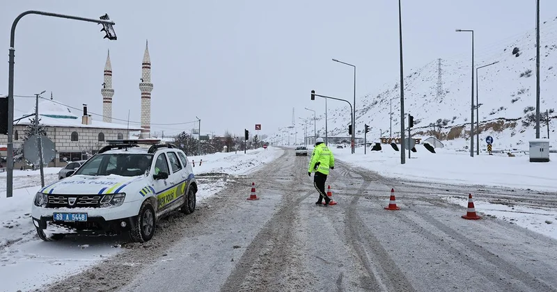 Yoğun kar sonrası çığ düştü, Bayburt Erzurum yolu kapandı
