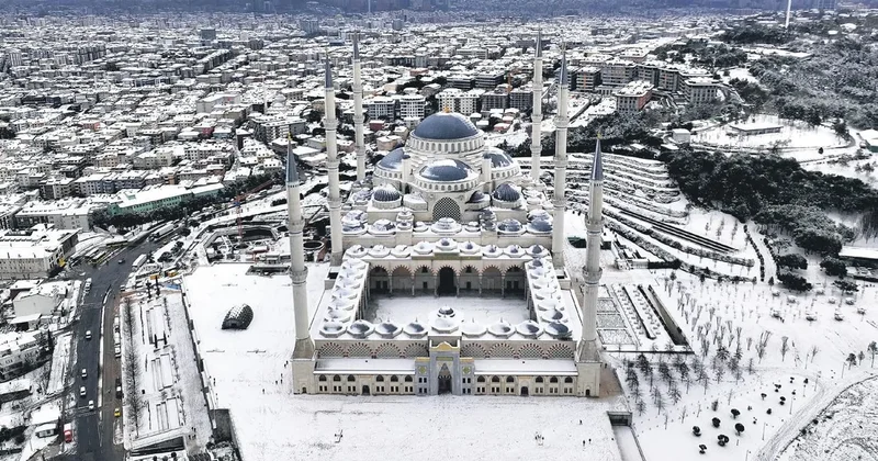 İstanbul gelinliğini giydi