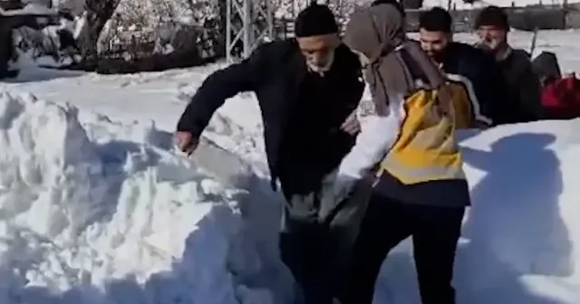 Kar altında yaşam mücadelesi: Ekipler 80 yaşındaki hasta için seferber oldu VİDEO İZLE