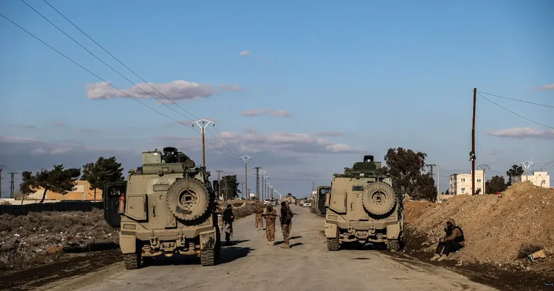 Suriye de gerilim yüksek! Terör örgütü YPG/SDG, hapishaneyi devretmemek için orduyla çatışıyor