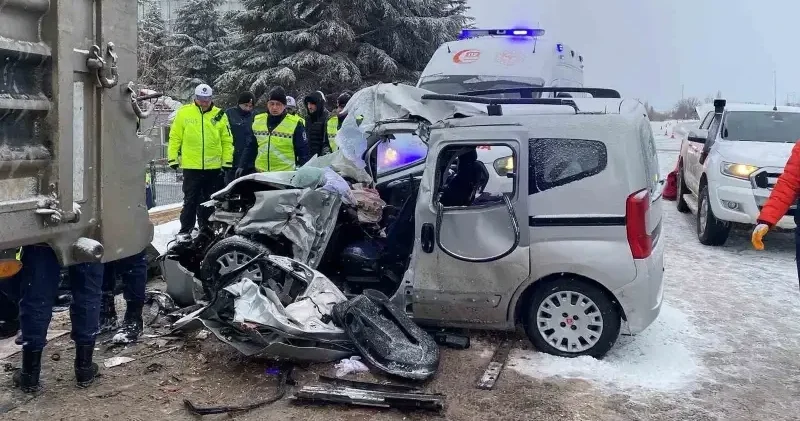 Elazığ’da hafif ticari araç park halindeki tıra arkadan çarptı: Karı koca hayatını kaybetti Gündem Haberleri