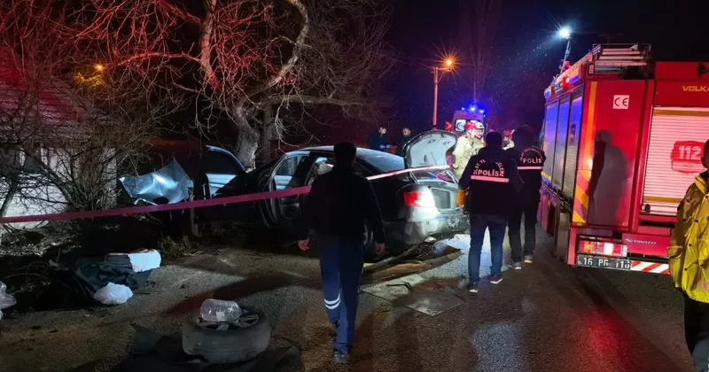 Otomobil ağaca ok gibi saplandı! 2 kişi hayatını kaybetti