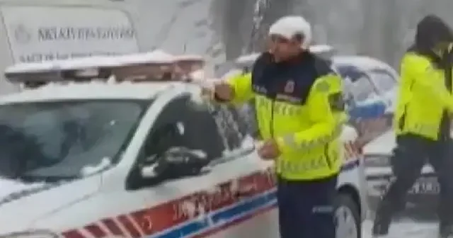 Soğuk havada yürekleri ısıtan anlar: Jandarma çocuklarla kar topu savaşı yaptı VİDEO İZLE
