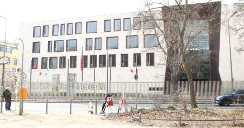 Berlin de Türkiye Büyükelçiliği ne saldırı!