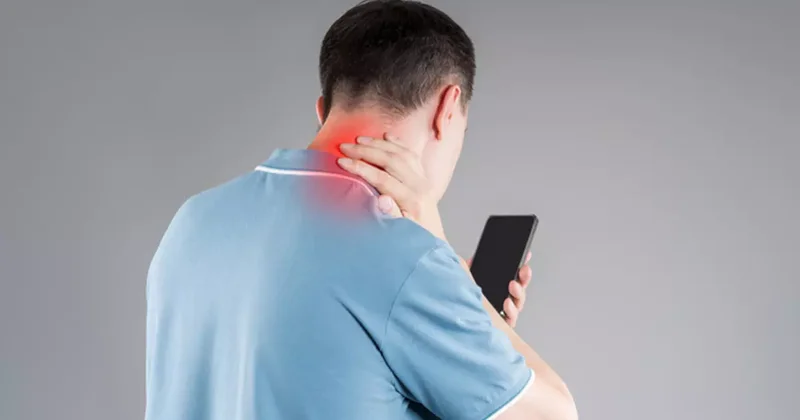 Ekrana bakarken boynunuz çöküyor mu? Text neck sorunu büyüyor!