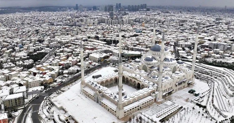 Megakent beyaza büründü