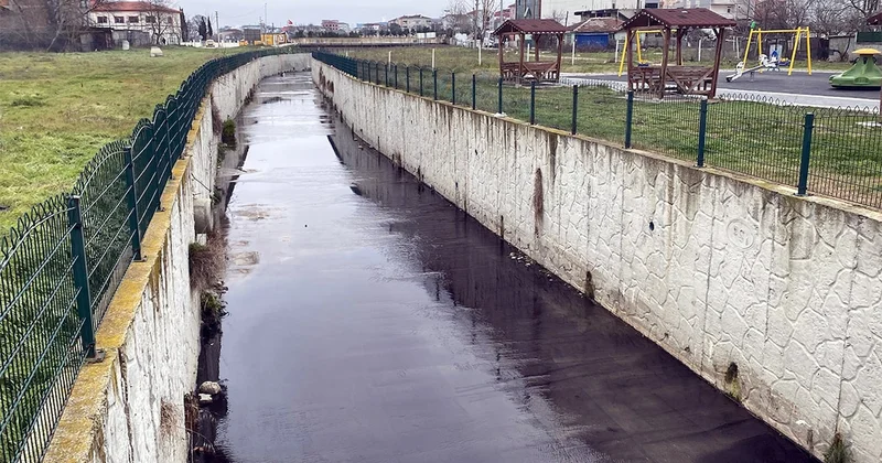 Derenin rengi siyaha döndü! Yöre halkı tedirgin Sözcü Gazetesi