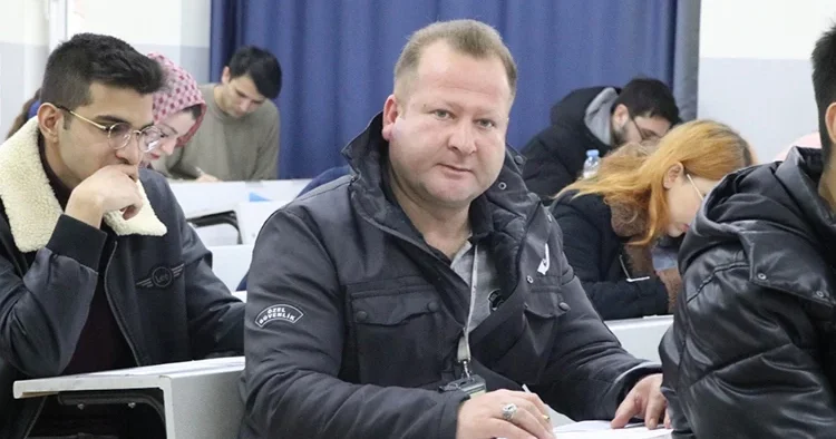 Güvenlik görevlisi, öğrencilerden etkilenip adım attı: İnşallah öğretim görevlisi olacağım