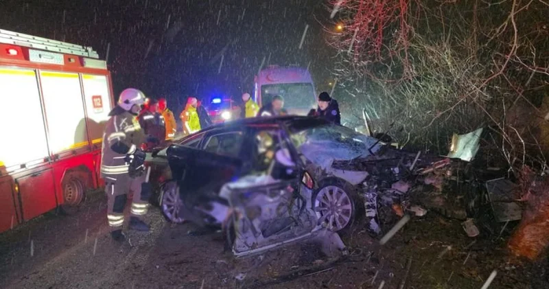 İnegöl de otomobil ağaca çarptı: 2 ölü, 2 yaralı Son dakika haberleri